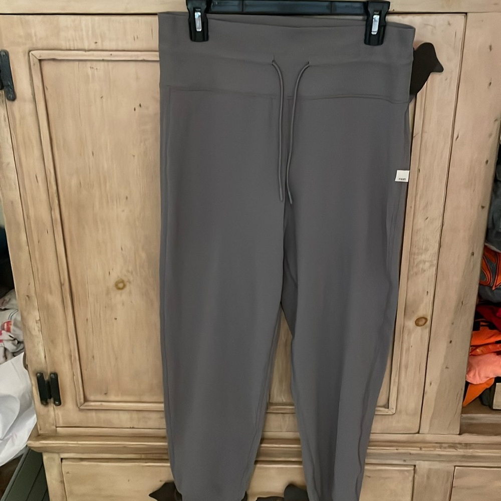 Vuori women’s joggers Sz L NWOT taupe
